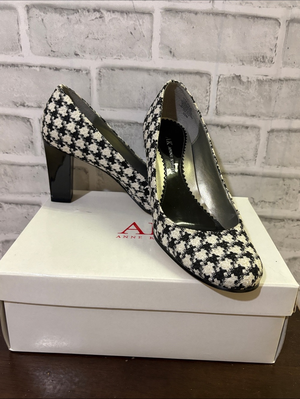Anne Klein Black and White AKPUFFIN Block sparkle Heel Pumps, size 6.5